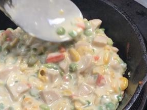 倒入玉米青豆糊，摊平