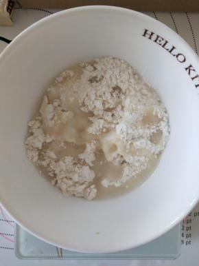 2、将汤种材料混合放凉备用。