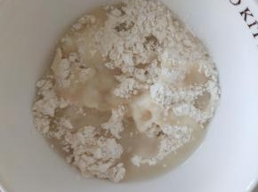 2、将汤种材料混合放凉备用。