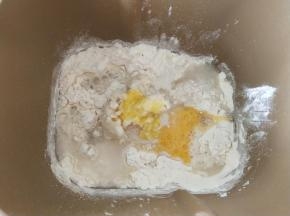 3、将除黄油外所有面团材料放入面包机揉面。