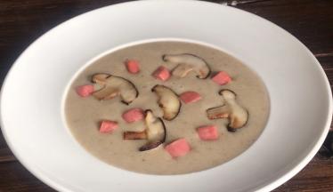 放入香菇片和火腿丁装饰一下即可