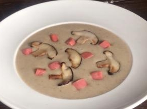 放入香菇片和火腿丁装饰一下即可