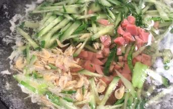 放入黄瓜、火腿、虾米拌匀，煮沸