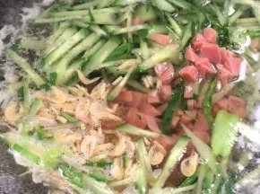 放入黄瓜、火腿、虾米拌匀，煮沸