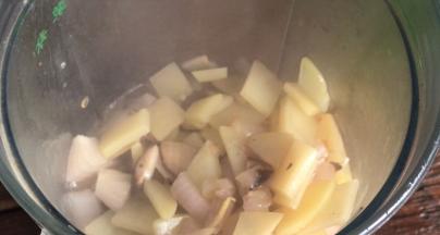 倒入料理机中，打成糊状