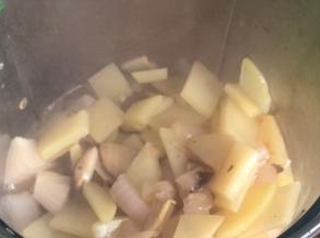 倒入料理机中，打成糊状