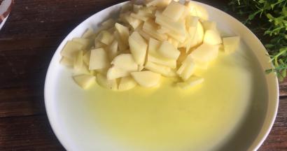 土豆去皮洗净后切碎备用