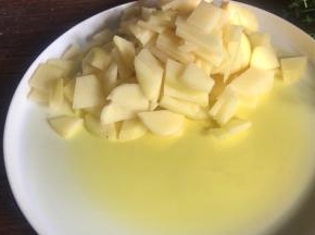 土豆去皮洗净后切碎备用