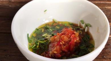 加入剁椒，搅拌均匀备用