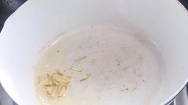 油锅中放入姜末爆香