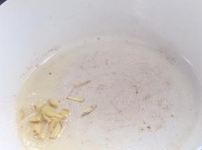 油锅中放入姜末爆香