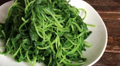 捞出沥干水分，装入盘中