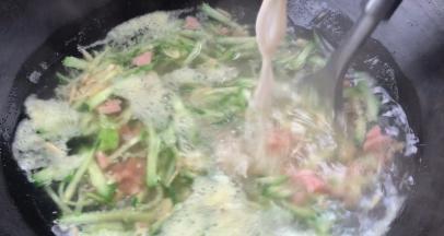 关小火，淋入红薯淀粉勾芡，搅拌至沸腾