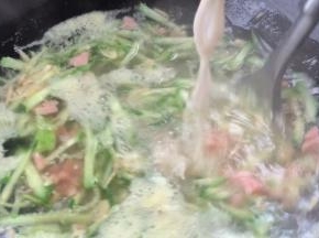 关小火，淋入红薯淀粉勾芡，搅拌至沸腾