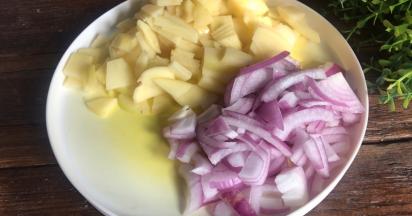 洋葱去皮洗净后切碎备用