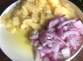 洋葱去皮洗净后切碎备用