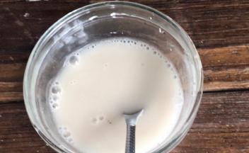 红薯淀粉加适量清水，拌匀备用