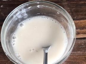 红薯淀粉加适量清水，拌匀备用