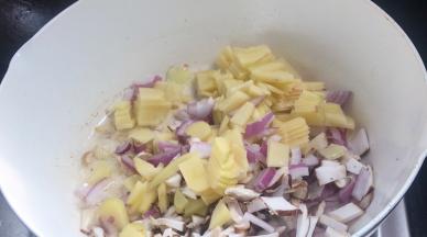 倒入所有的食材，翻炒至断生