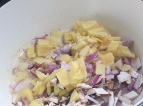 倒入所有的食材，翻炒至断生