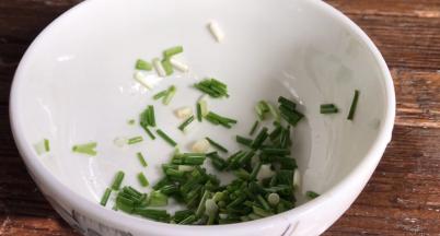 葱花放入碗中