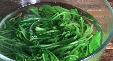 放入冷开水中浸泡一会儿