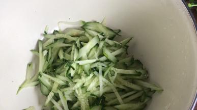 黄瓜洗净去蒂后切丝，备用