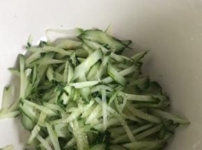 黄瓜洗净去蒂后切丝，备用