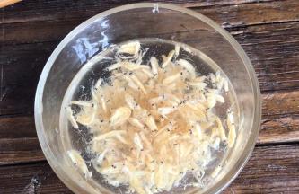 虾米提前浸泡一会儿