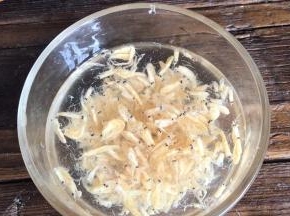 虾米提前浸泡一会儿