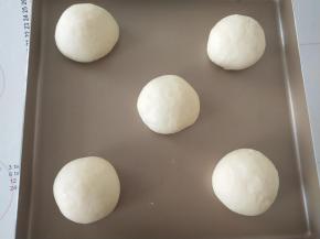 10、收紧封口，滚圆，摆入学厨9055金盘中。