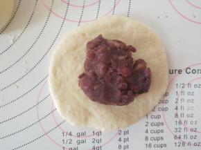 9、取一个小面团，擀开，包上栗子红豆馅团。