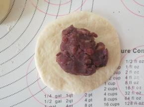 9、取一个小面团，擀开，包上栗子红豆馅团。