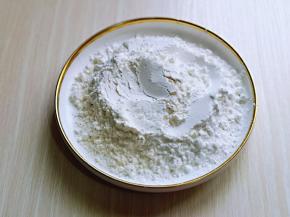 面粉倒入盘中。