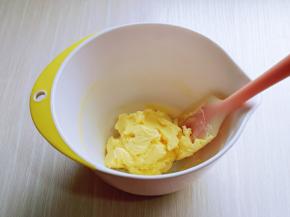 用硅胶铲搅拌均匀，看不到糖粉。