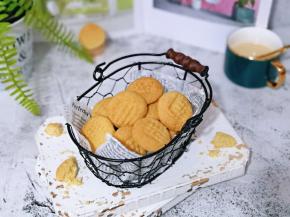 戴上隔热手套取出烤盘，凉一会，装入篮中。