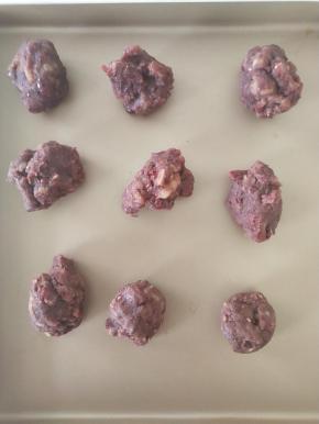 8、将1袋栗子红豆馅分成9分备用。