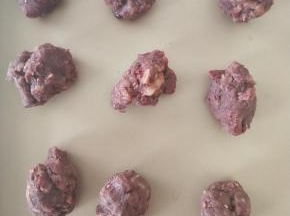 8、将1袋栗子红豆馅分成9分备用。