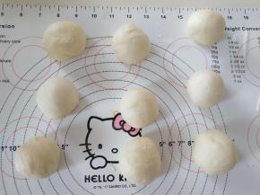 7、分割成9个小面团，滚圆盖保鲜膜松弛15分钟。