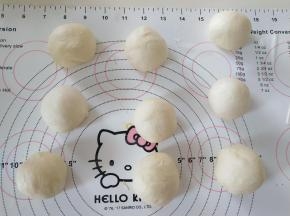 7、分割成9个小面团，滚圆盖保鲜膜松弛15分钟。