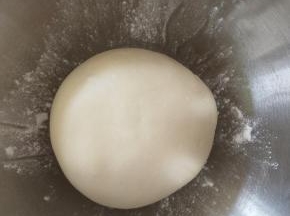 6、滚圆后盖保鲜膜发酵大概30分钟左右。