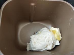 4、揉成团后加入软化的黄油继续揉。