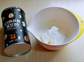 将糖粉过细筛。