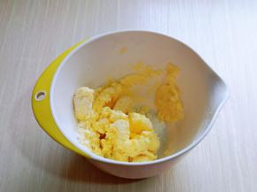 用硅胶铲搅拌均匀，电动打蛋器打至黄油蓬松，体积变大，颜色变淡即可。