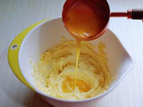 分两次加入全蛋液，继续启动电动打蛋器，打至蛋液与黄油完全融合，再加入一半蛋液，同样打至完全融合即可。