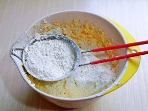 筛入低筋面粉。