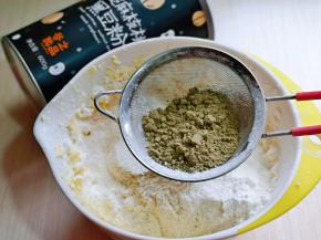 再筛入黑芝麻核桃粉。