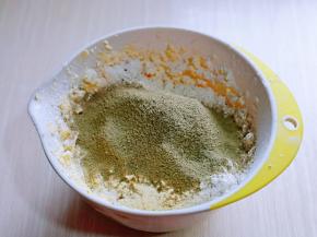 刮刀翻拌均匀，再揉成面团。