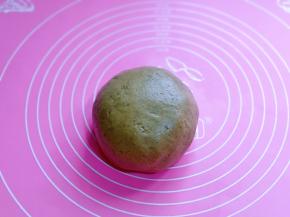 将面团盖上保鲜膜，松弛10分钟。