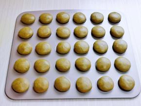 再揉成圆形，放入不粘烤盘中。